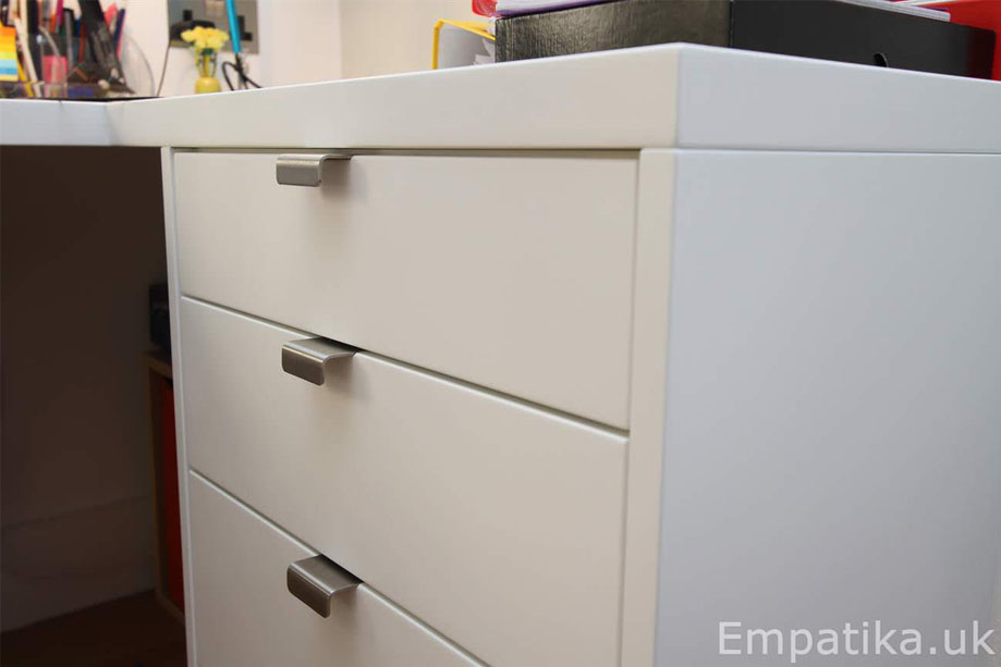 White-drawer-fronts-with-silver-knockers