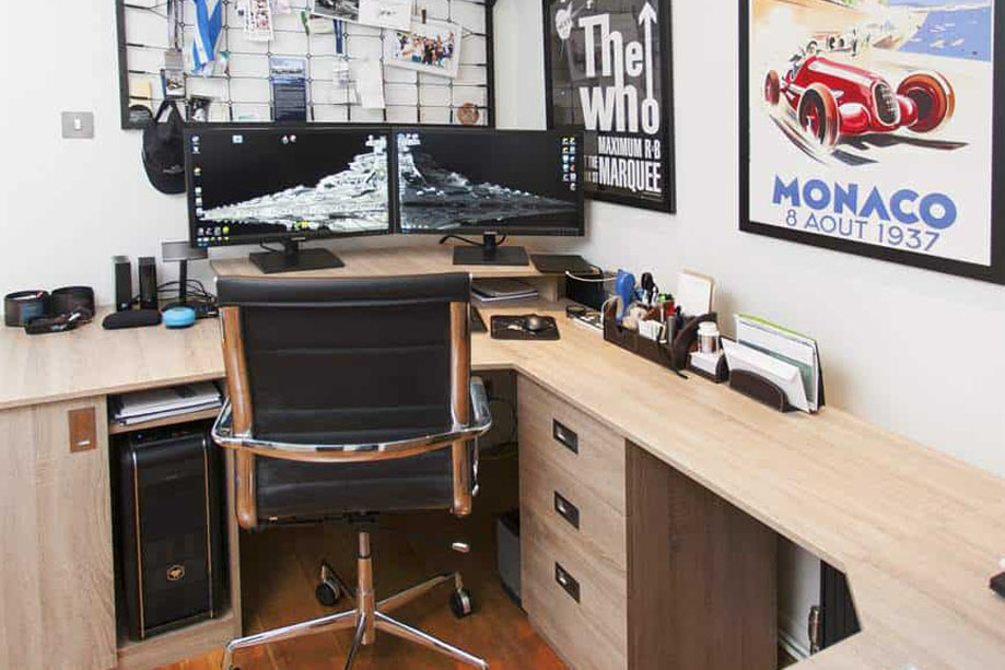Wooden-home-office-desk-in-a-hallway